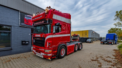 20251019-Tom-Holding-00272